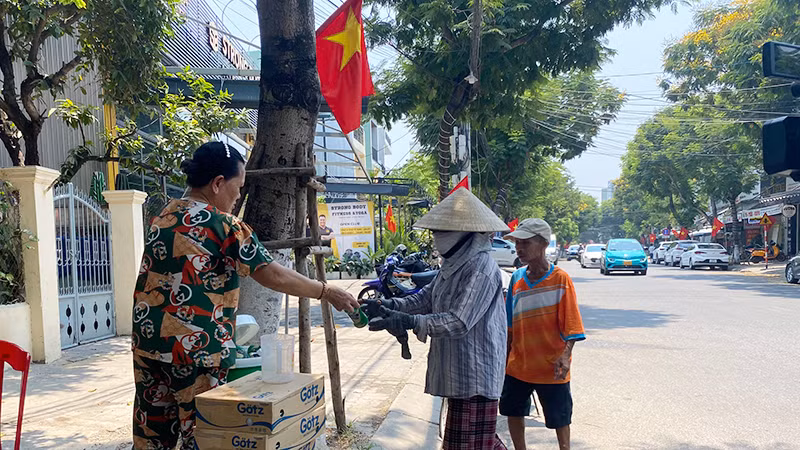 Cô Cúc tặng nước cho mọi người cần. Cô Cúc tặng nước cho mọi người cần.