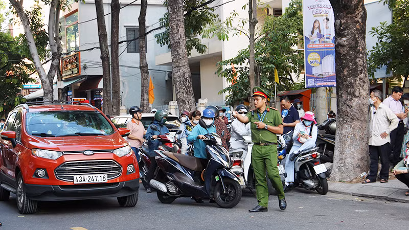Lực lượng công an bảo đảm an ninh trật tự, an toàn giao thông tại các điểm thi.