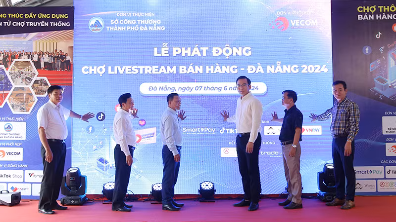 Đại biểu thực hiện nghi thức phát động.