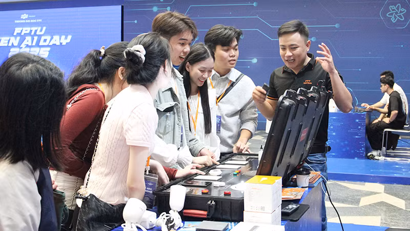 Nhiều người trải nghiệm các sản phẩm công nghệ AI.