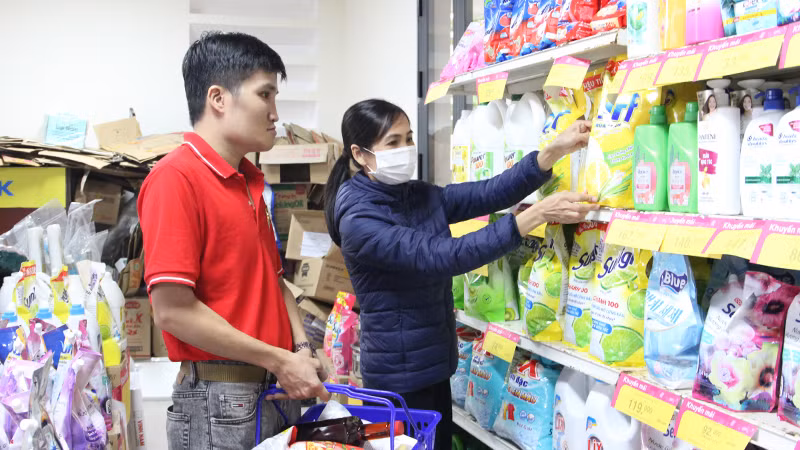 Người dân mua sắm tại Chợ Tết Nhân ái.