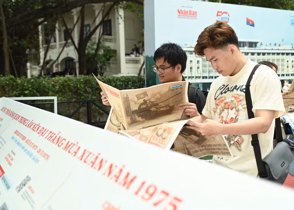 Sinh viên Nguyễn Duy Sơn và Nguyễn Tuấn Minh đến triển lãm từ sớm Sinh viên Nguyễn Duy Sơn và Nguyễn Tuấn Minh đến triển lãm từ sớm