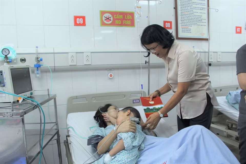 Phó Chủ tịch Ủy ban Mặt trận Tổ quốc Việt Nam thành phố Hà Nội Nguyễn Thị Kim Dung thăm hỏi, động viên các nạn nhân của vụ cháy đang được điều trị tại Bệnh viện Xanh Pôn. Phó Chủ tịch Ủy ban Mặt trận Tổ quốc Việt Nam thành phố Hà Nội Nguyễn Thị Kim Dung thăm hỏi, động viên các nạn nhân của vụ cháy đang được điều trị tại Bệnh viện Xanh Pôn.
