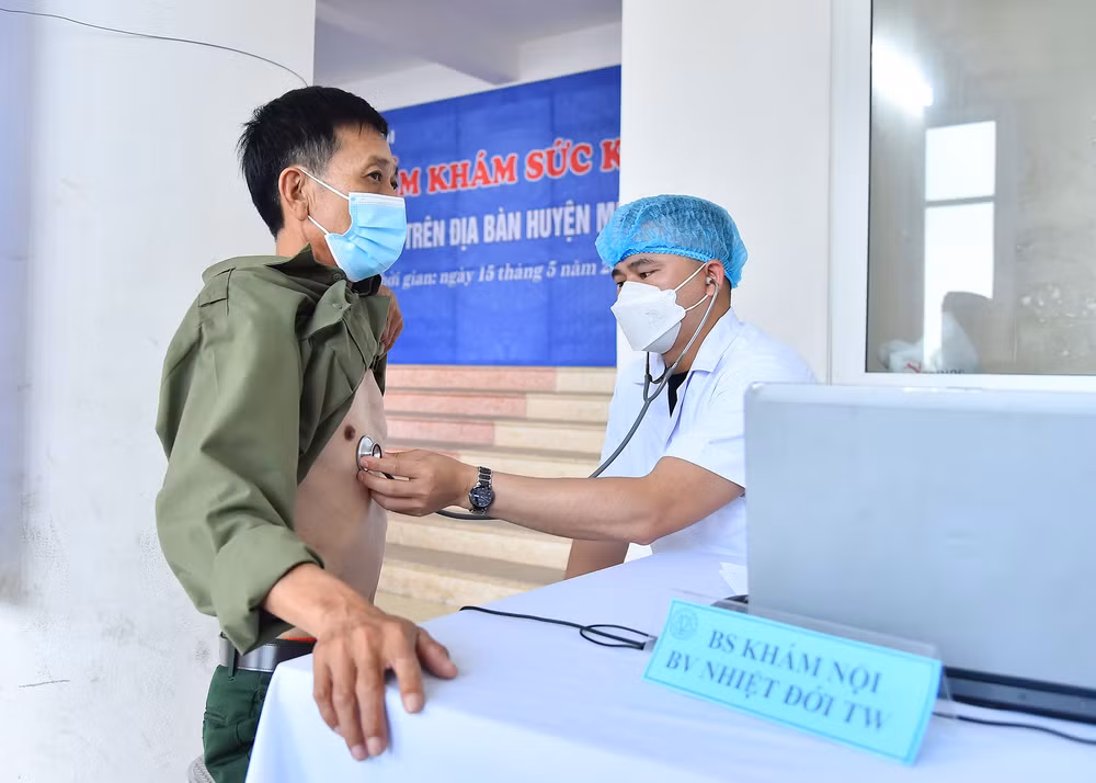 Các y, bác sĩ thăm, khám cho người dân huyện Mê Linh.