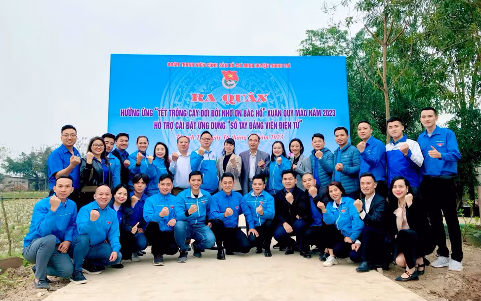 Đoàn viên thanh niên huyện Thanh Trì tại lễ ra quân hưởng ứng "Tết trồng cây đời đời nhớ ơn Bác Hồ" xuân Quý Mão 2023.