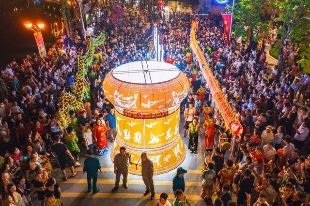 Mô hình đèn kéo quân khổng lồ được trưng bày tại lễ hội Trung thu Thành cổ 2022. Mô hình đèn kéo quân khổng lồ được trưng bày tại lễ hội Trung thu Thành cổ 2022.