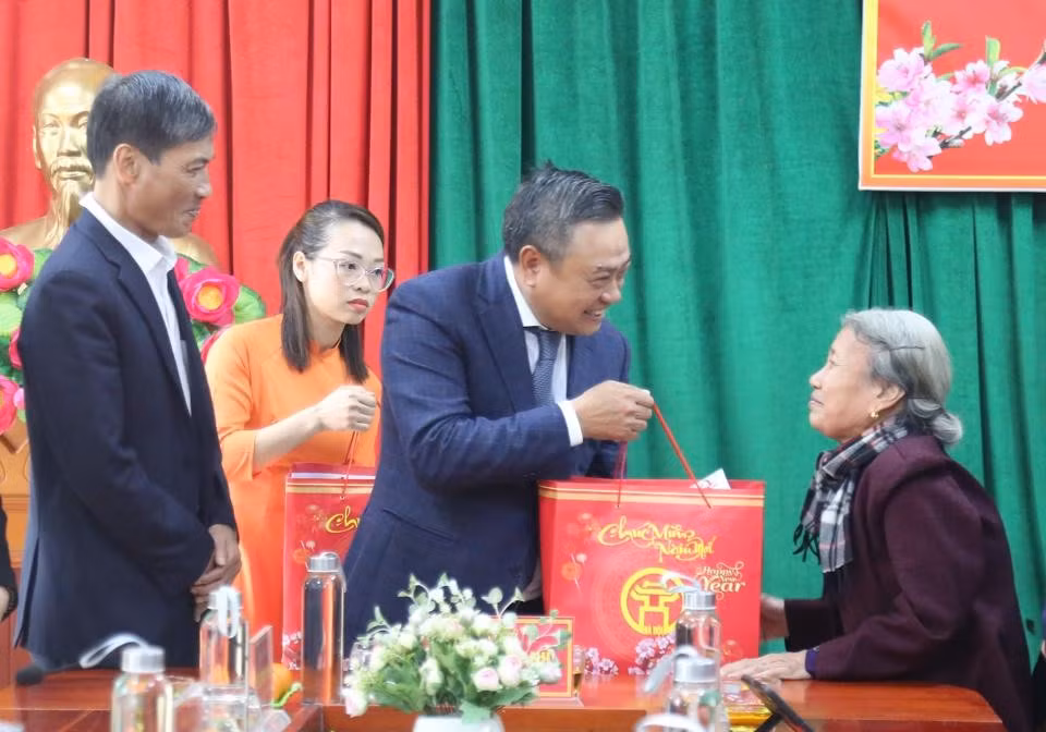 Chủ tịch Ủy ban nhân dân thành phố Hà Nội Trần Sỹ Thanh tặng quà cho gia đình chính sách tại thị xã Sơn Tây. (Ảnh: HUY DƯƠNG)