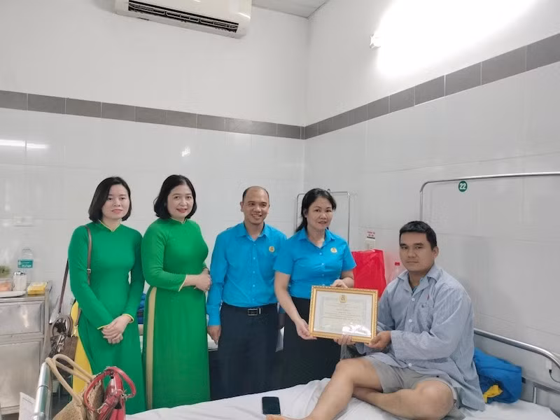 Lãnh đạo Công đoàn ngành giao thông vận tải Hà Nội và Tập đoàn Mai Linh thăm hỏi, tặng bằng khen cho lái xe Nguyễn Văn Trung vì dũng cảm cứu hai cháu nhỏ rơi xuống hồ nước.