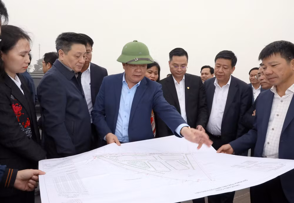 Bí thư Thành ủy Hà Nội Đinh Tiến Dũng cùng đoàn đi kiểm tra thực địa công tác giải phóng mặt bằng dự án đầu tư xây dựng đường Vành đai 4-Vùng Thủ đô Hà Nội tại huyện Thanh Oai. (Ảnh Duy Linh)