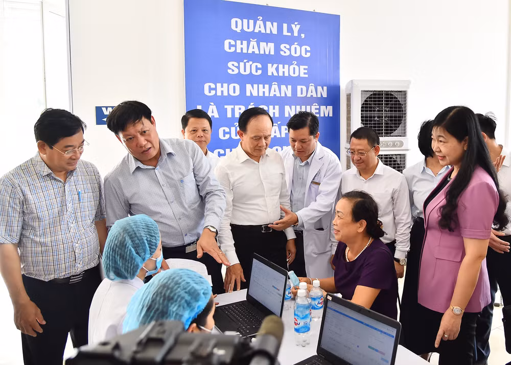 Các đại biểu tham quan quy trình khám, quản lý sức khỏe cho nhân dân tại lễ phát động Chương trình Khám, quản lý sức khỏe cho nhân dân trên địa bàn huyện Mê Linh năm 2023.