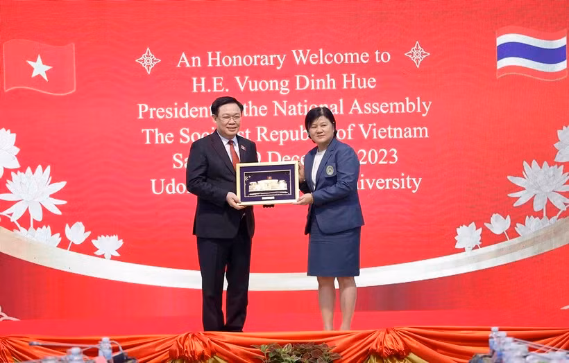 Chủ tịch Quốc hội Vương Đình Huệ tặng quà lưu niệm Đại học Hoàng gia Rajabhat Udon Thani. (Ảnh: TTXVN)