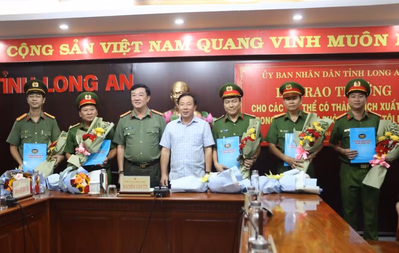 Chủ tịch Ủy ban nhân dân tỉnh Long An Nguyễn Văn Út và Giám đốc Công an tỉnh Long An Lâm Minh Hồng trao thưởng cho lực lượng phá án nhanh. 
