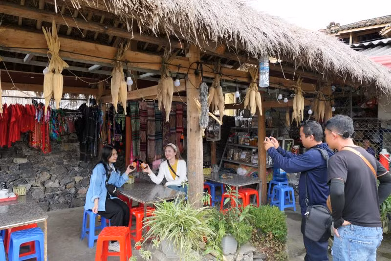 Mỗi năm, thôn Lô Lô Chải đón hàng chục nghìn du khách thăm quan, nghỉ dưỡng.