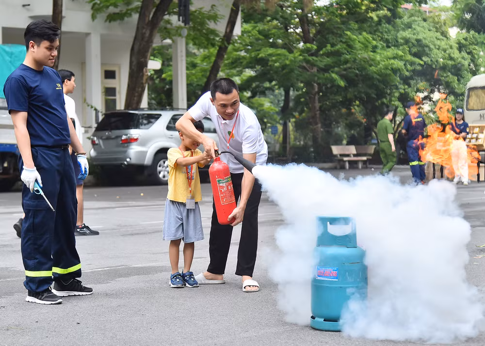 Đây có thể coi là một hoạt động trải nghiệm thực tế mang ý nghĩa lớn trong việc giáo dục và nâng cao kỹ năng về an toàn phòng cháy, chữa cháy, đặc biệt là đối với trẻ nhỏ. Buổi trải nghiệm chính là cơ hội tuyệt vời để trang bị cho trẻ nhỏ và gia đình những kỹ năng quan trọng và kiến thức cần thiết để đối phó với nguy cơ cháy nổ. Đây có thể coi là một hoạt động trải nghiệm thực tế mang ý nghĩa lớn trong việc giáo dục và nâng cao kỹ năng về an toàn phòng cháy, chữa cháy, đặc biệt là đối với trẻ nhỏ. Buổi trải nghiệm chính là cơ hội tuyệt vời để trang bị cho trẻ nhỏ và gia đình những kỹ năng quan trọng và kiến thức cần thiết để đối phó với nguy cơ cháy nổ.