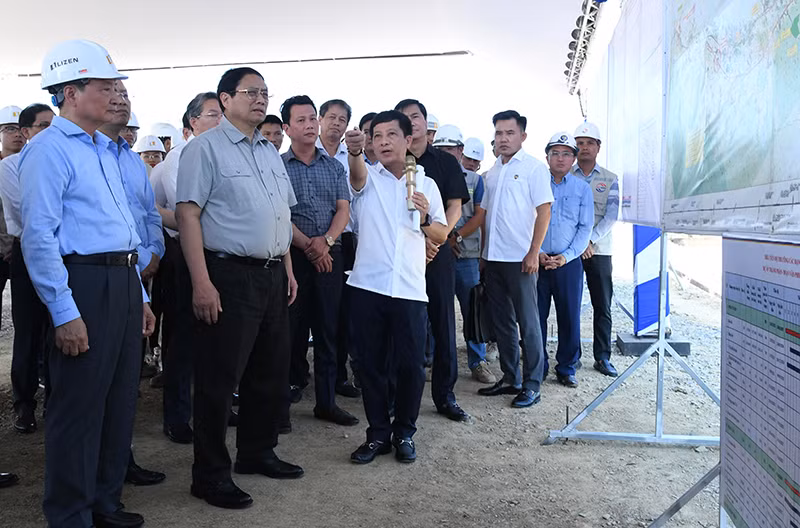 Thủ tướng Phạm Minh Chính nghe giới thiệu về Dự án đường bộ cao tốc Vân Phong-Nha Trang.