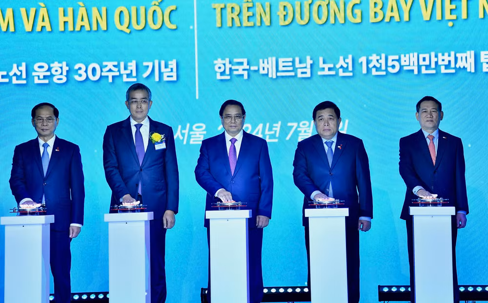 Thủ tướng Phạm Minh Chính và các đồng chí lãnh đạo thực hiện nghi thức kỷ niệm 30 năm đường bay thẳng Việt Nam-Hàn Quốc. Thủ tướng Phạm Minh Chính và các đồng chí lãnh đạo thực hiện nghi thức kỷ niệm 30 năm đường bay thẳng Việt Nam-Hàn Quốc.