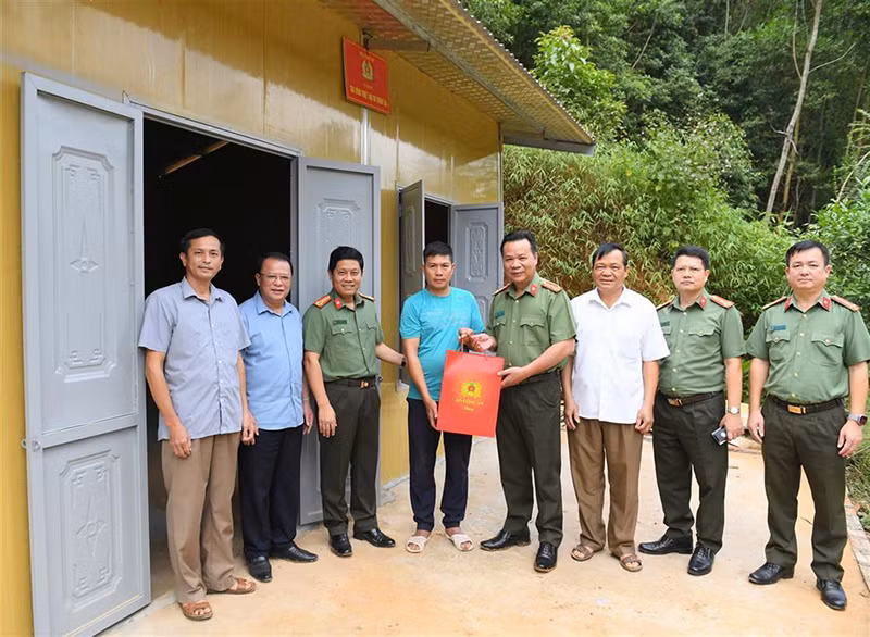 Công an các đơn vị, địa phương đã triển khai chương trình hỗ trợ xây nhà cho người dân từ tháng 7/2024. Công an các đơn vị, địa phương đã triển khai chương trình hỗ trợ xây nhà cho người dân từ tháng 7/2024.