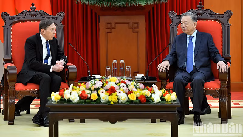 Tổng Bí thư Tô Lâm tiếp ông David Petraeus, đồng sở hữu Quỹ kiêm Chủ tịch Viện toàn cầu Quỹ đầu tư Kohlberg Kravis Roberts. (Ảnh: ĐĂNG KHOA)