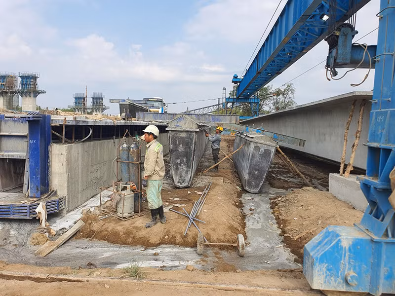 Tiến độ thi công nhộn nhịp, liên tục trên công trường dự án thành phần 1A (đoạn Tân Vạn-Nhơn Trạch giai đoạn 1) thuộc đường vành đai 3 Thành phố Hồ Chí Minh. Ảnh: Quý Hiền