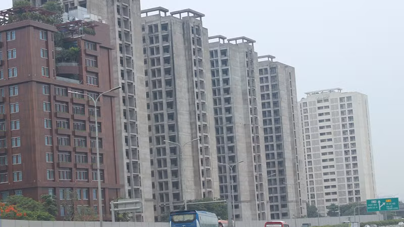 Khu nhà ở cho học sinh, sinh viên tại Khu đô thị Pháp Vân-Tứ Hiệp là một trong những dự án đầu tư kéo dài, chậm đưa vào sử dụng gây lãng phí. (Ảnh: DOÃN THÀNH)