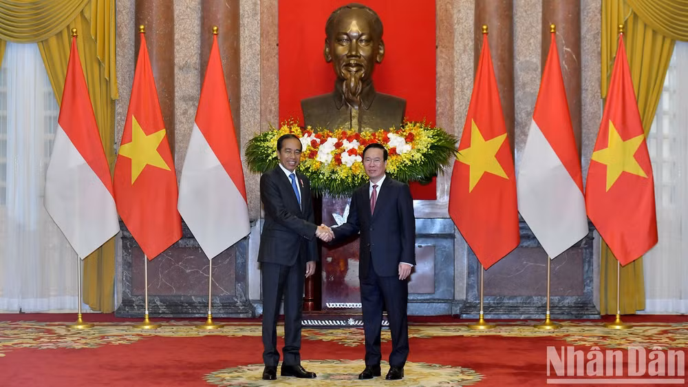 Chủ tịch nước Võ Văn Thưởng và Tổng thống Cộng hòa Indonesia Joko Widodo tại lễ đón.