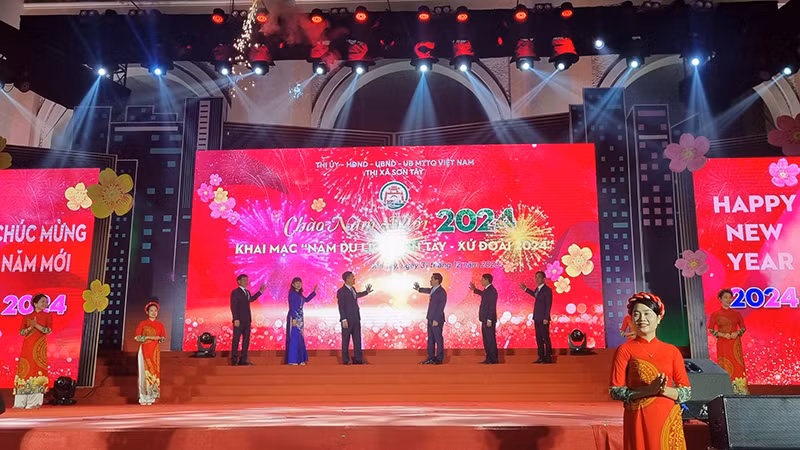 Các đại biểu tham dự lễ khai mạc Năm du lịch Sơn Tây-xứ Đoài năm 2024.