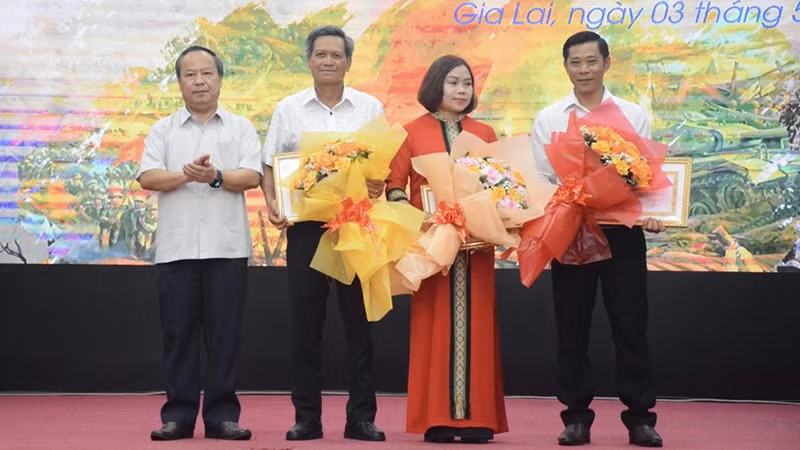 : Phó Bí thư Thường trực Tỉnh ủy Gia Lai Châu Ngọc Tuấn trao giải nhất cho các tập thể xuất sắc. (Ảnh: LAM NGUYÊN)