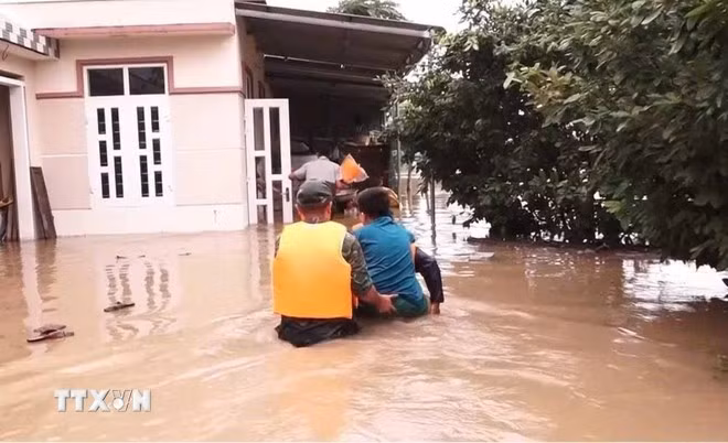 Lực lượng chức năng tiếp cận, hỗ trợ di dời người dân vùng ngập sâu ở phường Phổ Minh, thị xã Đức Phổ, Quảng Ngãi, đến nơi an toàn. (Ảnh: TTXVN) Lực lượng chức năng tiếp cận, hỗ trợ di dời người dân vùng ngập sâu ở phường Phổ Minh, thị xã Đức Phổ, Quảng Ngãi, đến nơi an toàn. (Ảnh: TTXVN)