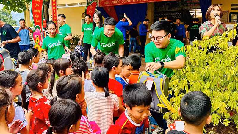 Grab Việt Nam phối hợp Trung ương Đoàn TNCS Hồ Chí Minh và Đoàn TNCS Hồ Chí Minh tỉnh Lào Cai mang đến các phần quà cho học sinh vùng bão lũ.