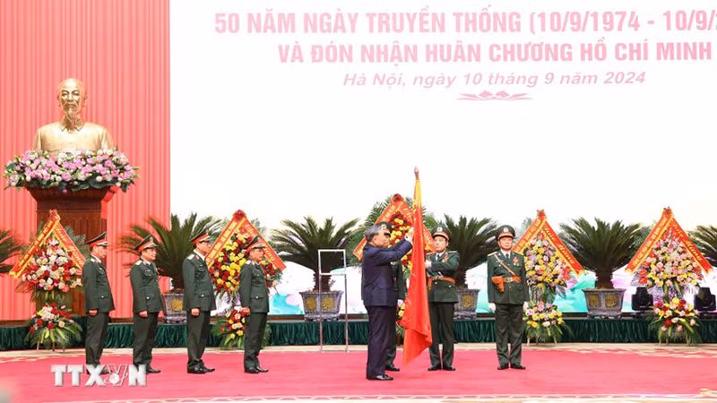 Tổng Bí thư, Chủ tịch nước Tô Lâm gắn Huân chương Hồ Chí Minh lên lá cờ truyền thống của Tổng cục Kỹ thuật (Ảnh: TTXVN) Tổng Bí thư, Chủ tịch nước Tô Lâm gắn Huân chương Hồ Chí Minh lên lá cờ truyền thống của Tổng cục Kỹ thuật (Ảnh: TTXVN)