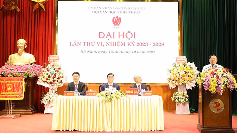 Đoàn Chủ tịch đại hội.