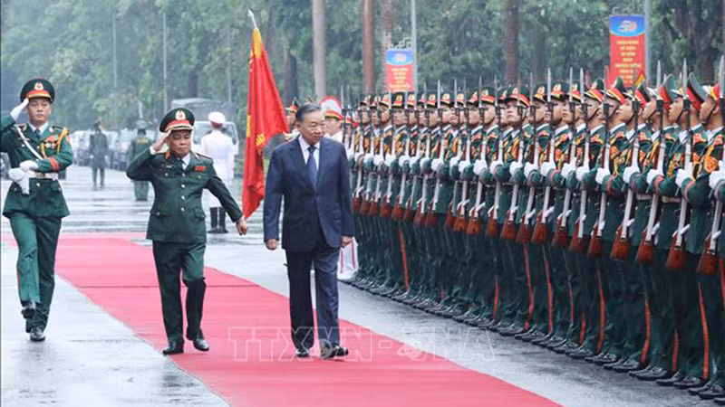 Tổng Bí thư, Chủ tịch nước Tô Lâm duyệt đội danh dự. (Ảnh: TTXVN)
