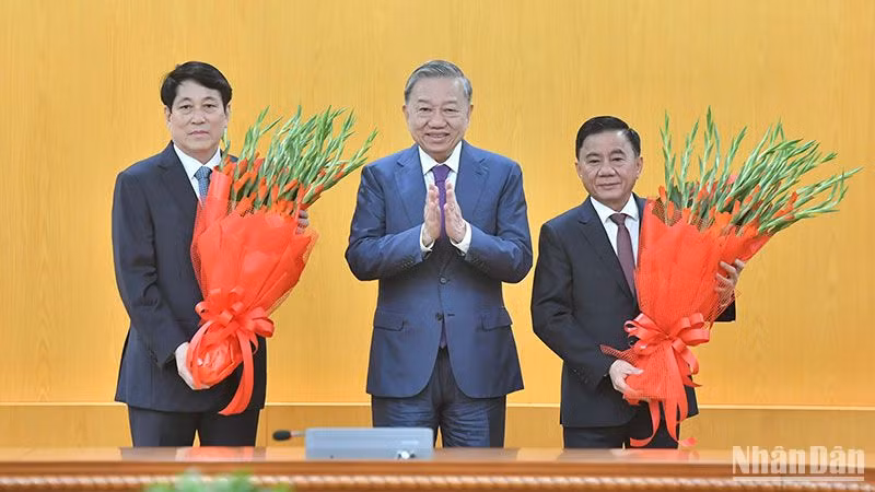 Tổng Bí thư Tô Lâm tặng hoa chúc mừng đồng chí Lương Cường và đồng chí Trần Cẩm Tú. (Ảnh: ĐĂNG KHOA) Tổng Bí thư Tô Lâm tặng hoa chúc mừng đồng chí Lương Cường và đồng chí Trần Cẩm Tú. (Ảnh: ĐĂNG KHOA)