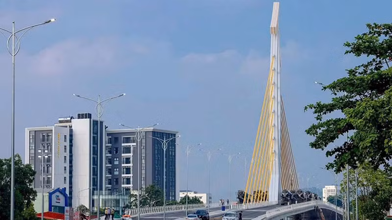 Cầu vượt đường sắt trên đường Nguyễn Tất Thành, thành phố Vĩnh Yên sắp hoàn thành.