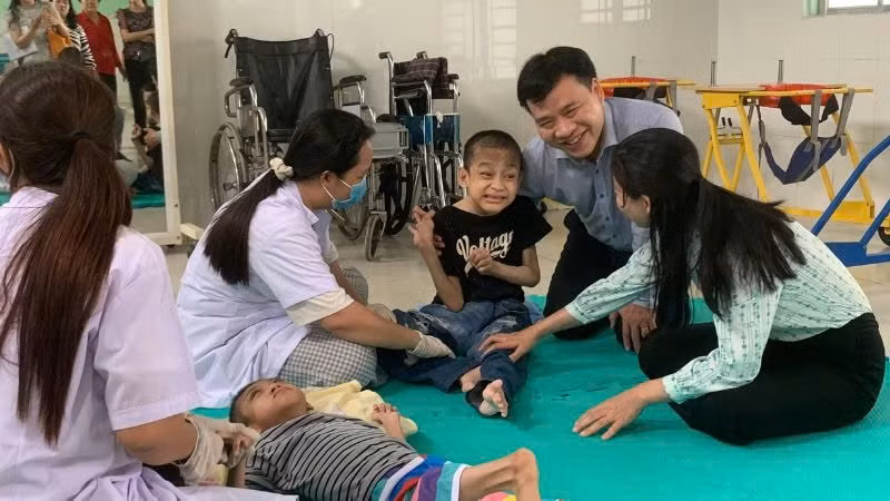 Đoàn giám sát Ban Văn hóa-Xã hội, Hội đồng nhân dân Thành phố Hồ Chí Minh giám sát việc cấp giấy tờ tùy thân cho trẻ em có hoàn cảnh đặc biệt tại các trung tâm bảo trợ xã hội. Đoàn giám sát Ban Văn hóa-Xã hội, Hội đồng nhân dân Thành phố Hồ Chí Minh giám sát việc cấp giấy tờ tùy thân cho trẻ em có hoàn cảnh đặc biệt tại các trung tâm bảo trợ xã hội.