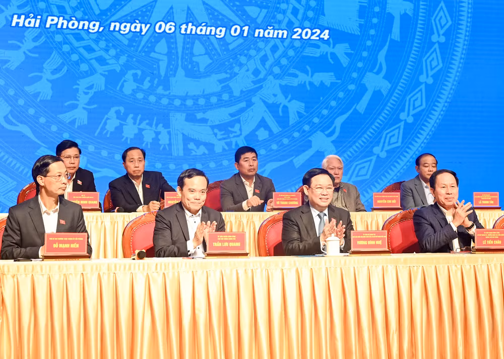 Chủ tịch Quốc hội Vương Đình Huệ, Phó Thủ tướng Chính phủ Trần Lưu Quang, Bí thư Thành ủy Hải Phòng Lê Tiến Châu và các đại biểu Quốc hội thành phố Hải Phòng dự hội nghị.