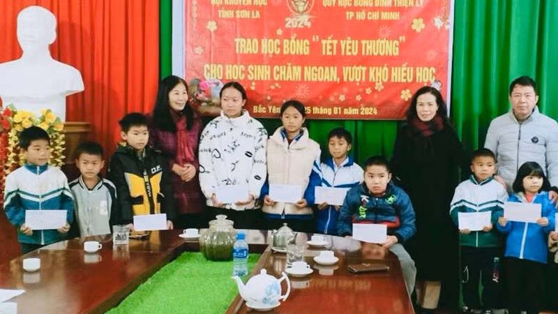 Lãnh đạo Hội Khuyến học tỉnh Sơn La trao học bổng "Tết yêu thương" cho học sinh chăm ngoan, vượt khó hiếu học.