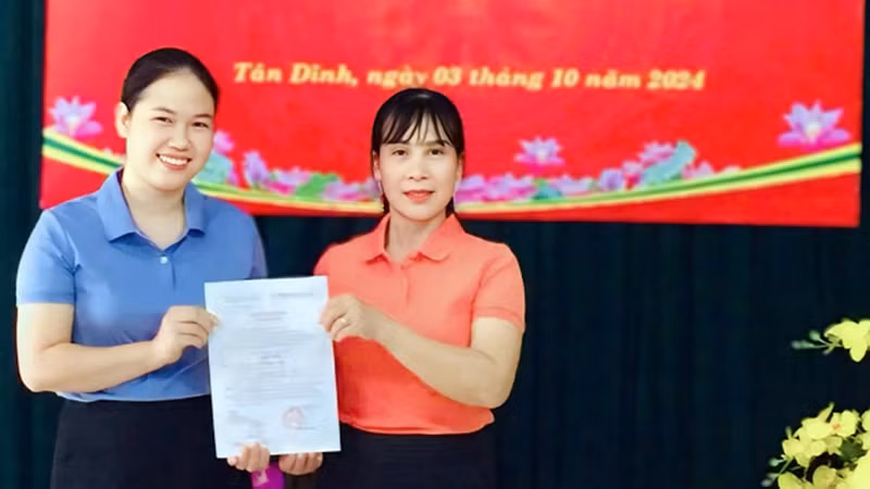 Lễ kết nạp đảng viên mới ở Chi bộ Trường tiểu học Tân Dĩnh.