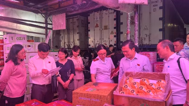 Ðoàn giám sát Ban Văn hóa-Xã hội, HÐND Thành phố Hồ Chí Minh giám sát vệ sinh an toàn thực phẩm tại chợ nông sản, thành phố Thủ Ðức đêm 16/8/2024. Ðoàn giám sát Ban Văn hóa-Xã hội, HÐND Thành phố Hồ Chí Minh giám sát vệ sinh an toàn thực phẩm tại chợ nông sản, thành phố Thủ Ðức đêm 16/8/2024.