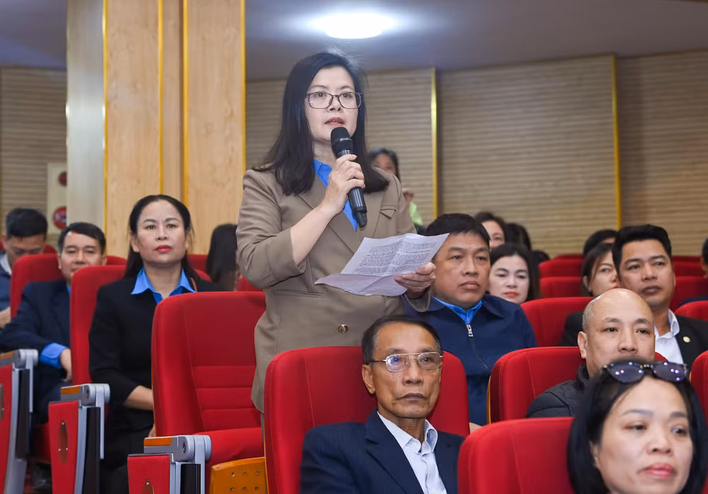Cử tri Trần Thị Hằng, Liên đoàn Lao động quận Dương Kinh phát biểu ý kiến.
