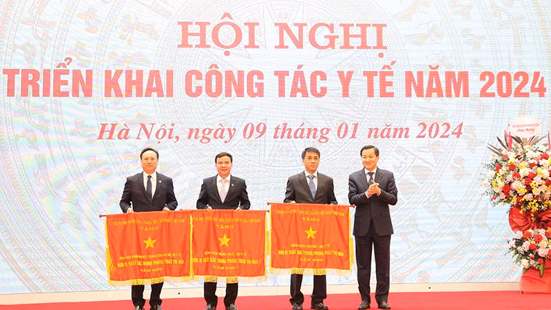 Phó Thủ tướng Chính phủ Lê Minh Khái trao Cờ thi đua của Chính phủ tặng ba tập thể thuộc Bộ Y tế.