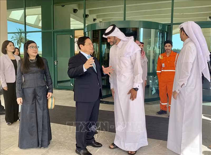 Thủ tướng Phạm Minh Chính và Phu nhân thăm Khu Công nghiệp Ras Laffan, Qatar. (Ảnh: Dương Giang/TTXVN) Thủ tướng Phạm Minh Chính và Phu nhân thăm Khu Công nghiệp Ras Laffan, Qatar. (Ảnh: Dương Giang/TTXVN)