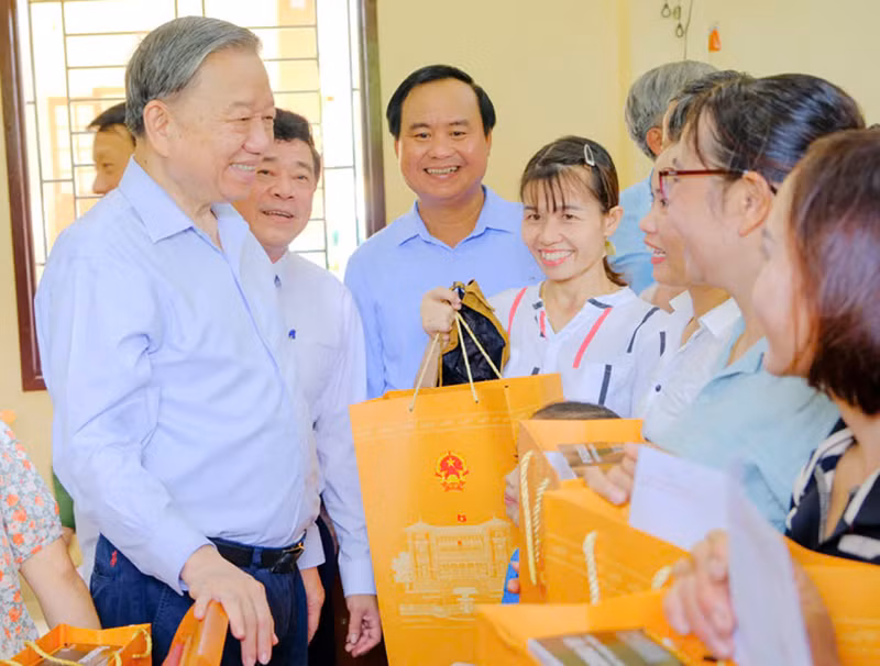 Tổng Bí thư, Chủ tịch nước Tô Lâm tặng quà động viên nhân dân huyện đảo Cồn Cỏ, tỉnh Quảng Trị, ngày 16/10/2024.