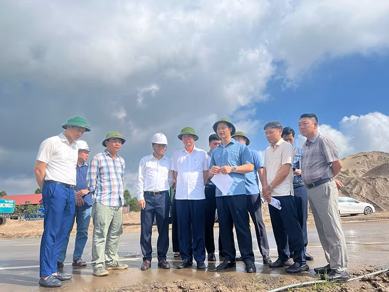 Chủ tịch Ủy ban nhân dân tỉnh Bắc Ninh Vương Quốc Tuấn (thứ ba từ phải sang) kiểm tra tiến độ các công trình giao thông trên địa bàn. (Ảnh: An Trân) Chủ tịch Ủy ban nhân dân tỉnh Bắc Ninh Vương Quốc Tuấn (thứ ba từ phải sang) kiểm tra tiến độ các công trình giao thông trên địa bàn. (Ảnh: An Trân)