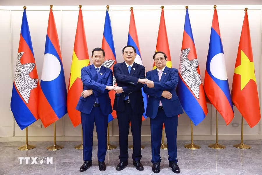 Thủ tướng Phạm Minh Chính cùng Thủ tướng Lào Sonexay Siphandone và Thủ tướng Campuchia Hun Manet. (Ảnh: TTXVN)