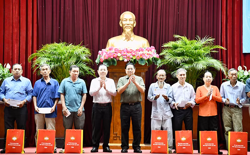 Thủ tướng Phạm Minh Chính trao quà Tết tặng các hộ nghèo trên địa bàn thành phố Cần Thơ.