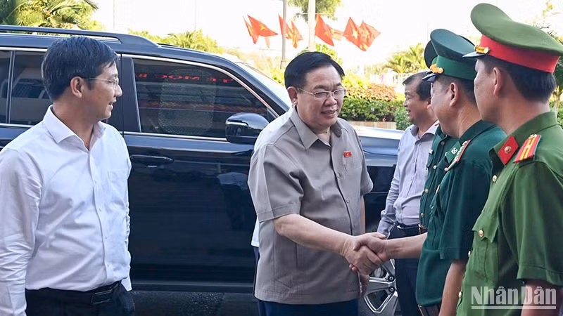 Chủ tịch Quốc hội Vương Đình Huệ với các lực lượng làm nhiệm vụ tại Cửa khẩu quốc tế Mộc Bài.