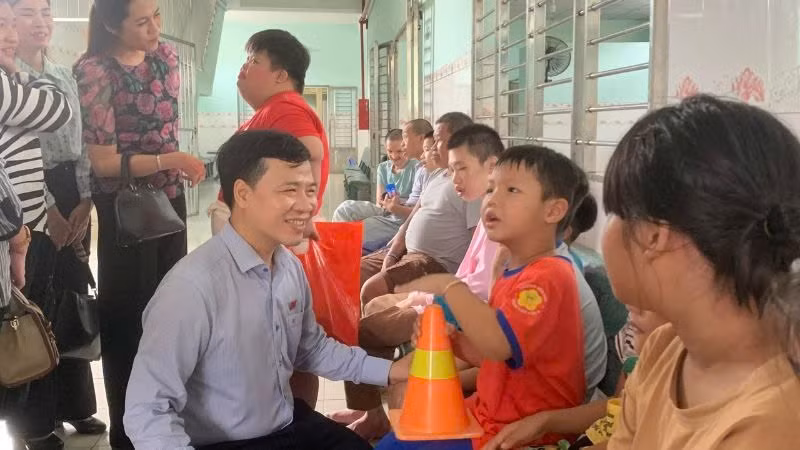 Đoàn giám sát Ban Văn hóa-Xã hội, Hội đồng nhân dân Thành phố Hồ Chí Minh giám sát việc cấp giấy tờ tùy thân cho trẻ em có hoàn cảnh đặc biệt tại các trung tâm bảo trợ xã hội. Đoàn giám sát Ban Văn hóa-Xã hội, Hội đồng nhân dân Thành phố Hồ Chí Minh giám sát việc cấp giấy tờ tùy thân cho trẻ em có hoàn cảnh đặc biệt tại các trung tâm bảo trợ xã hội.