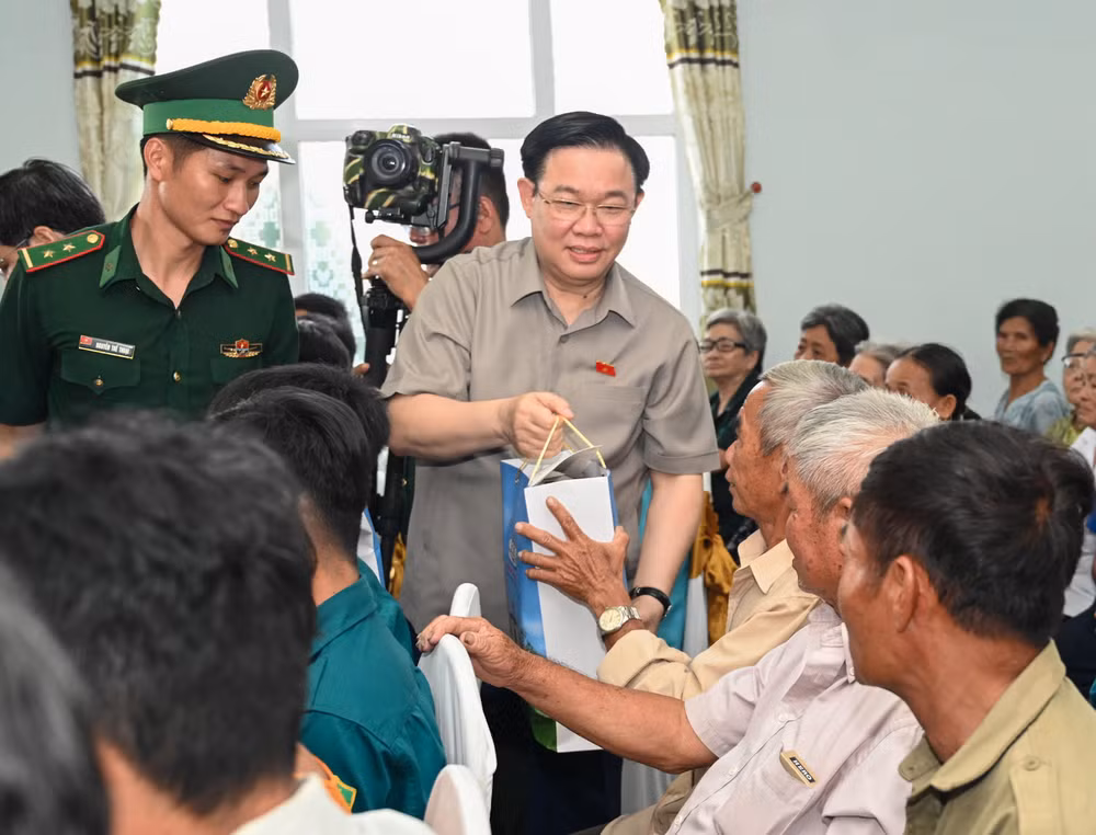 Chủ tịch Quốc hội Vương Đình Huệ tặng quà cho các hộ nghèo, gia đình có hoàn cảnh khó khăn tại chương trình.