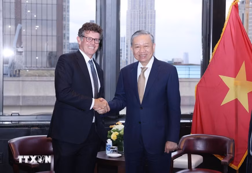 Tổng Bí thư, Chủ tịch nước Tô Lâm tiếp ông Jake Siewert, Giám đốc điều hành Quỹ đầu tư Warburg Pincus. (Ảnh: Lâm Khánh/TTXVN) Tổng Bí thư, Chủ tịch nước Tô Lâm tiếp ông Jake Siewert, Giám đốc điều hành Quỹ đầu tư Warburg Pincus. (Ảnh: Lâm Khánh/TTXVN)